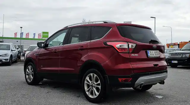 Punainen Maastoauto, Ford Kuga – ZLL-233