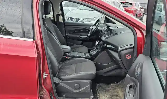 Punainen Maastoauto, Ford Kuga – ZLL-233