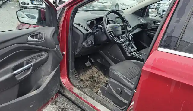 Punainen Maastoauto, Ford Kuga – ZLL-233