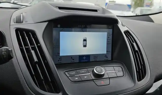 Punainen Maastoauto, Ford Kuga – ZLL-233