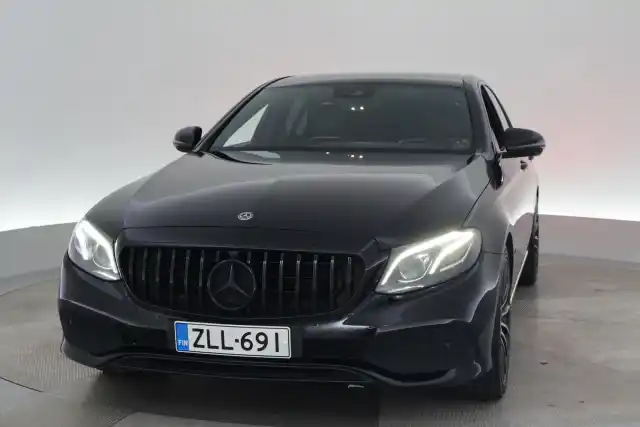 Musta Sedan, Mercedes-Benz E – ZLL-691