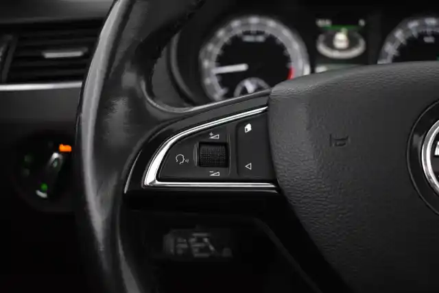 Harmaa Farmari, Skoda Octavia – ZLM-183