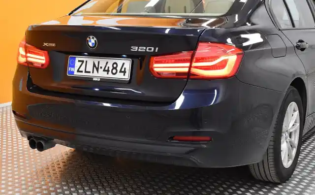 Sininen Sedan, BMW 320 – ZLN-484