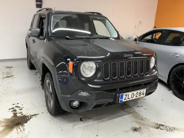 Musta Maastoauto, Jeep Renegade – ZLO-284