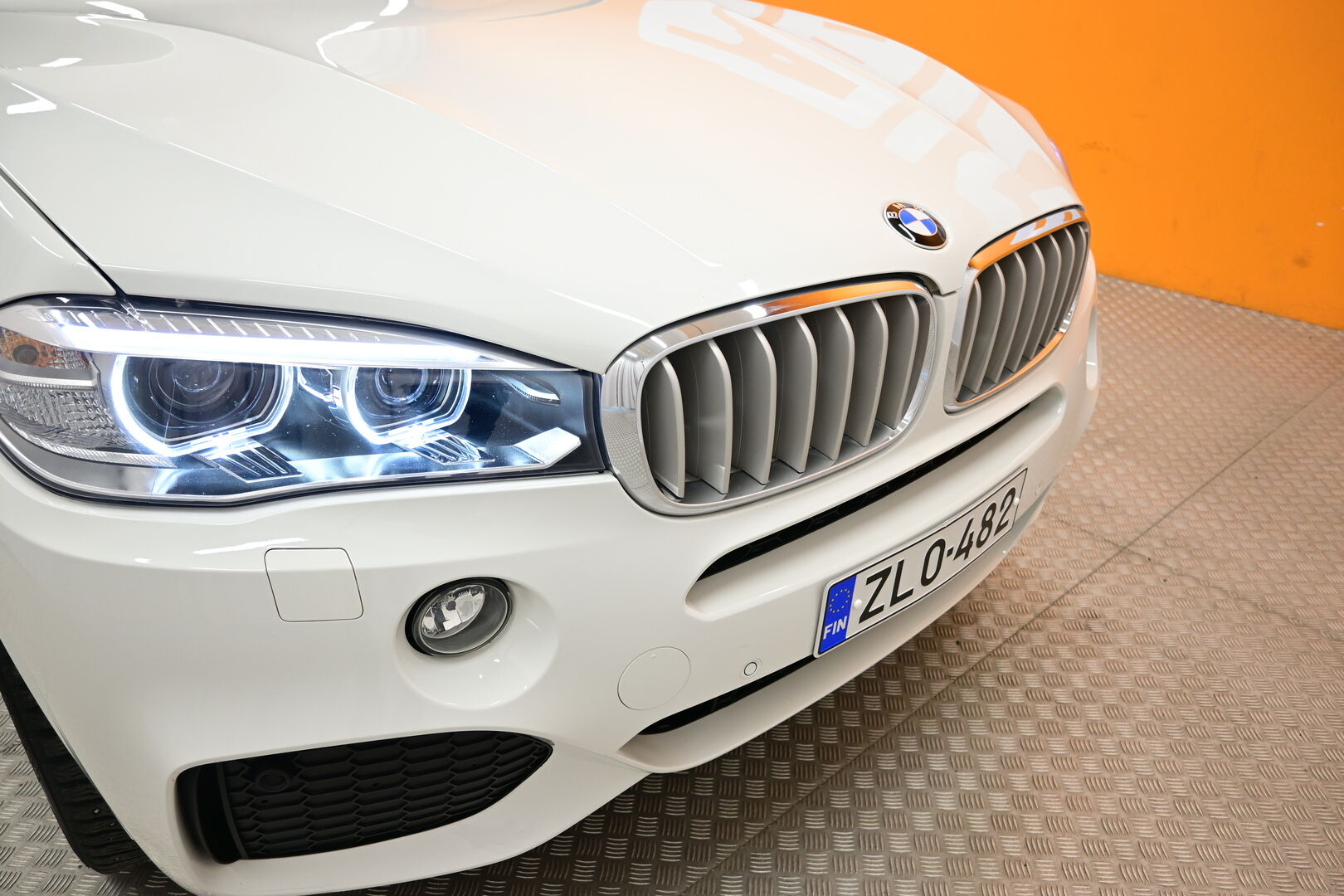 Valkoinen Maastoauto, BMW X5 – ZLO-482