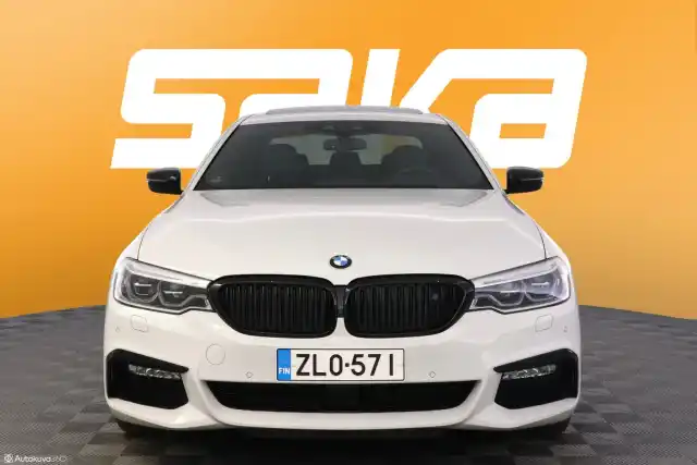 Valkoinen Sedan, BMW 530 – ZLO-571