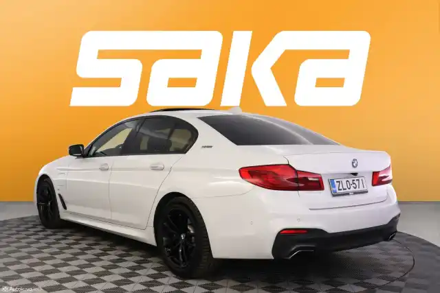Valkoinen Sedan, BMW 530 – ZLO-571