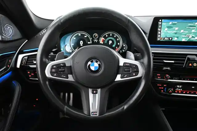 Valkoinen Sedan, BMW 530 – ZLO-571