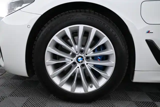 Valkoinen Sedan, BMW 530 – ZLO-571