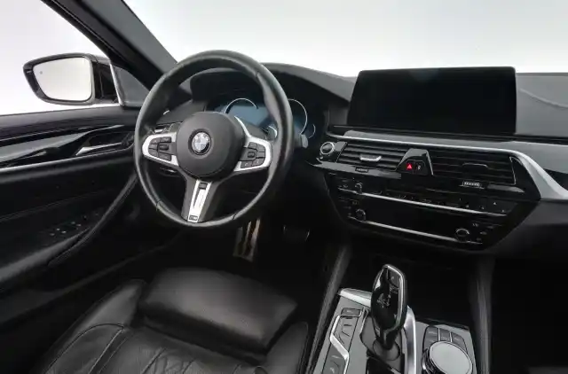 Valkoinen Sedan, BMW 530 – ZLO-571