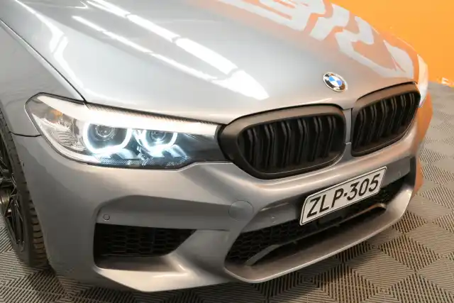 Harmaa Sedan, BMW 520 – ZLP-305