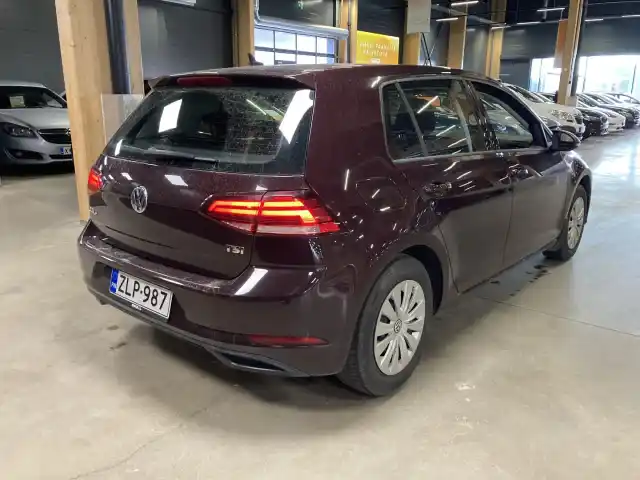 Violetti Viistoperä, Volkswagen Golf – ZLP-987