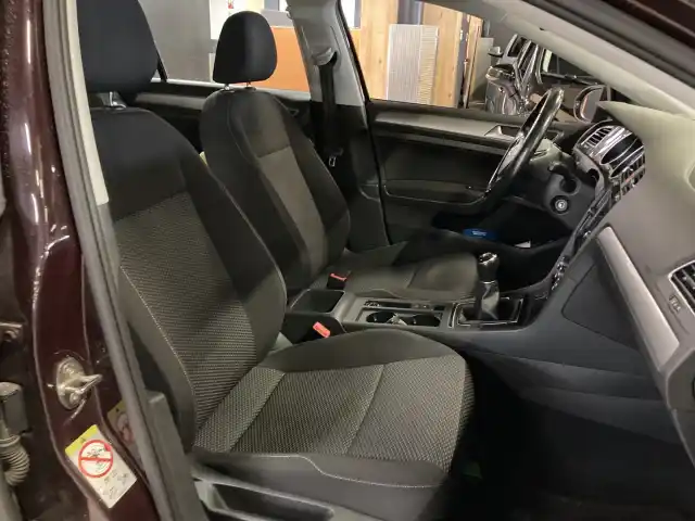 Violetti Viistoperä, Volkswagen Golf – ZLP-987