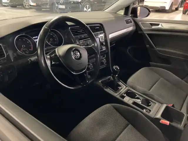 Violetti Viistoperä, Volkswagen Golf – ZLP-987