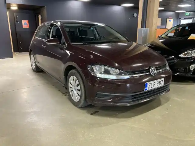 Violetti Viistoperä, Volkswagen Golf – ZLP-987