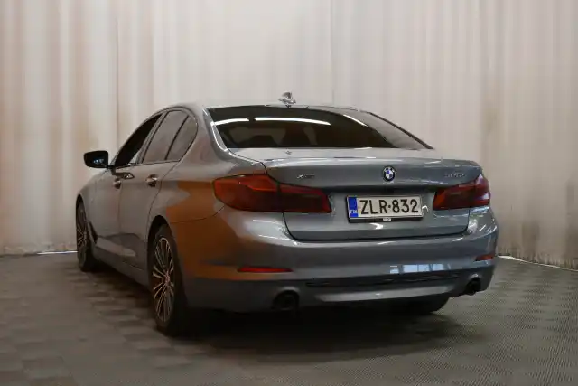 Harmaa Sedan, BMW 520 – ZLR-832