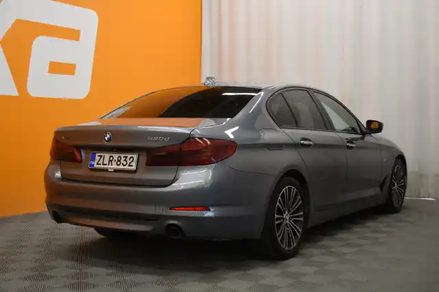 Harmaa Sedan, BMW 520 – ZLR-832