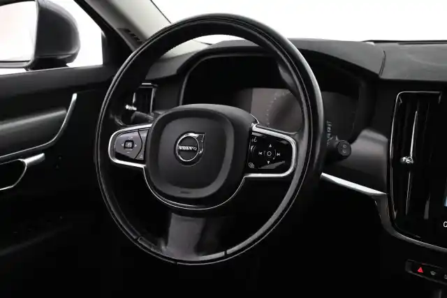 Harmaa Farmari, Volvo V90 – ZLR-996