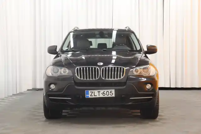 Musta Maastoauto, BMW X5 – ZLT-605