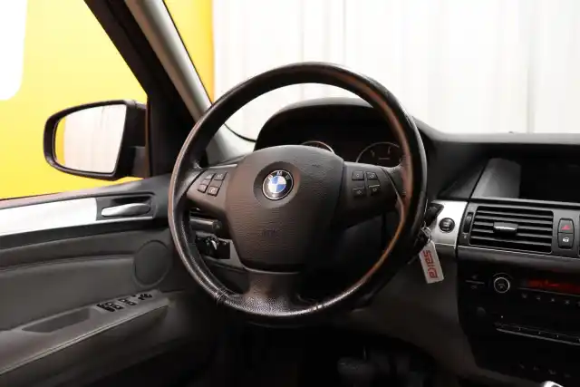 Musta Maastoauto, BMW X5 – ZLT-605