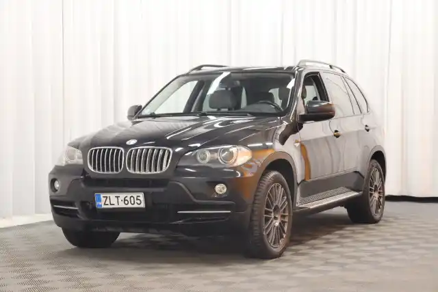 Musta Maastoauto, BMW X5 – ZLT-605