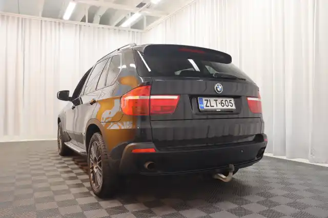 Musta Maastoauto, BMW X5 – ZLT-605