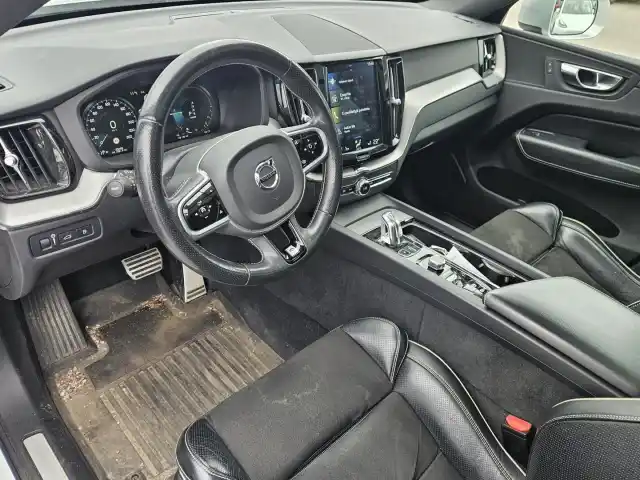 Valkoinen Maastoauto, Volvo XC60 – ZLT-793