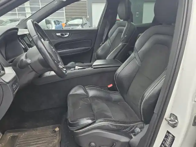 Valkoinen Maastoauto, Volvo XC60 – ZLT-793