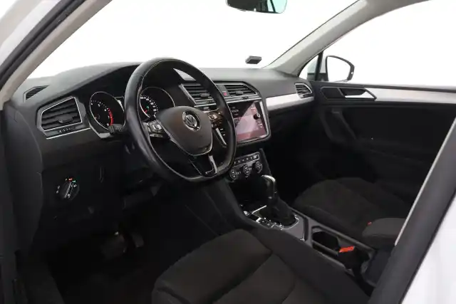 Valkoinen Maastoauto, Volkswagen Tiguan – ZLU-386