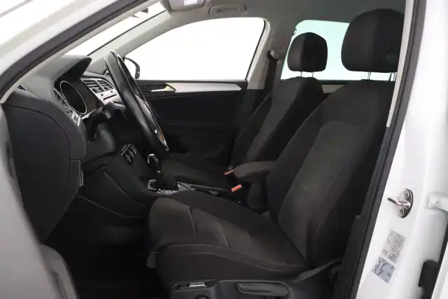 Valkoinen Maastoauto, Volkswagen Tiguan – ZLU-386