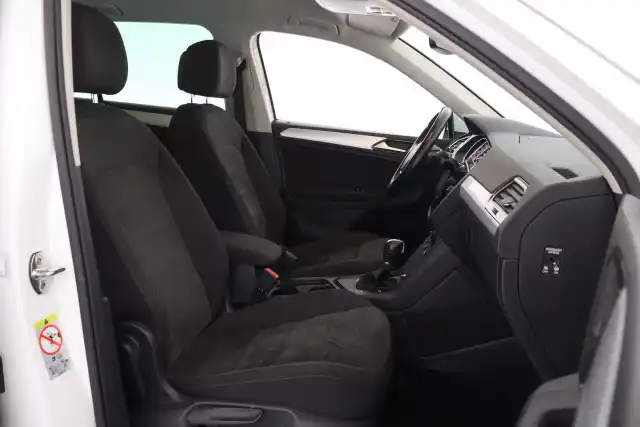 Valkoinen Maastoauto, Volkswagen Tiguan – ZLU-386