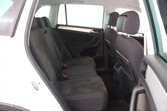 Valkoinen Maastoauto, Volkswagen Tiguan – ZLU-386