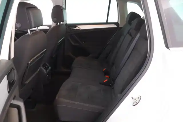 Valkoinen Maastoauto, Volkswagen Tiguan – ZLU-386