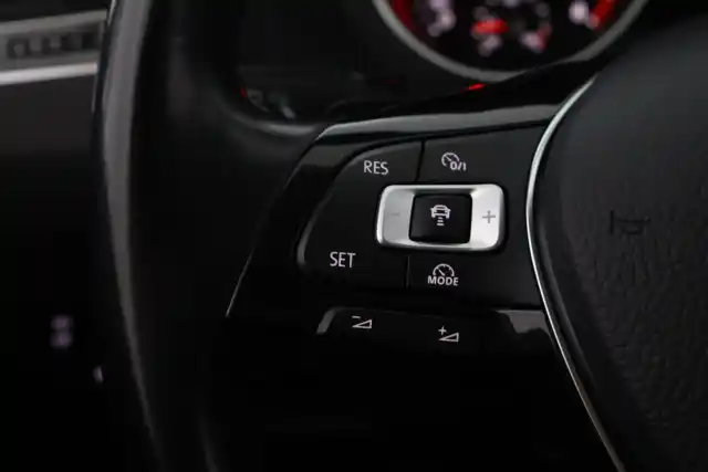Valkoinen Maastoauto, Volkswagen Tiguan – ZLU-386