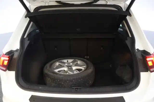 Valkoinen Maastoauto, Volkswagen Tiguan – ZLU-386