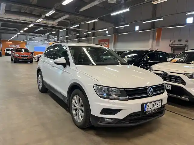 Valkoinen Maastoauto, Volkswagen Tiguan – ZLU-386