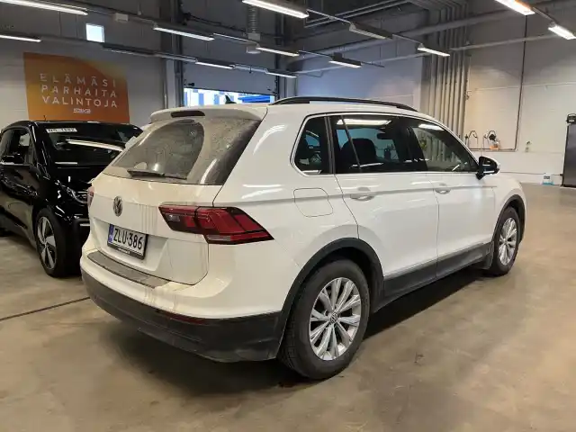 Valkoinen Maastoauto, Volkswagen Tiguan – ZLU-386