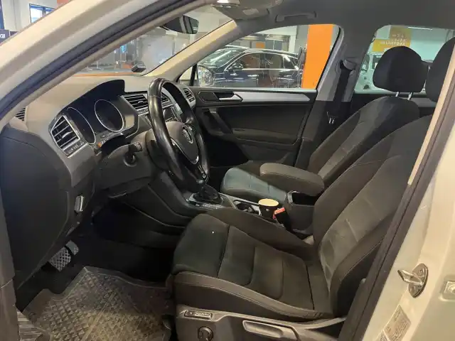 Valkoinen Maastoauto, Volkswagen Tiguan – ZLU-386