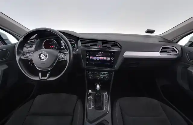 Valkoinen Maastoauto, Volkswagen Tiguan – ZLU-386