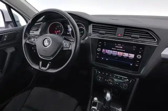 Valkoinen Maastoauto, Volkswagen Tiguan – ZLU-386