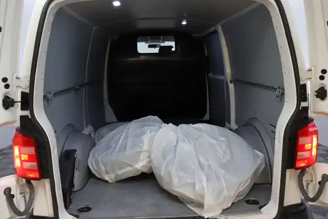 Valkoinen Pakettiauto, Volkswagen Transporter – ZLX-614