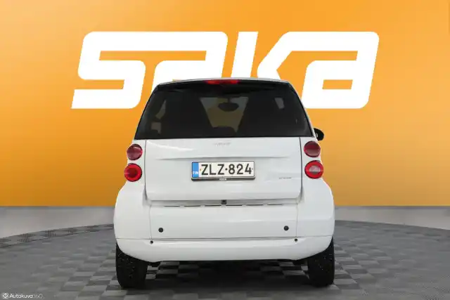 Valkoinen Coupe, smart fortwo – ZLZ-824