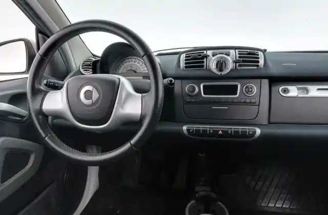 Valkoinen Coupe, smart fortwo – ZLZ-824