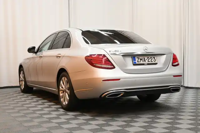 Harmaa Sedan, Mercedes-Benz E – ZMA-223