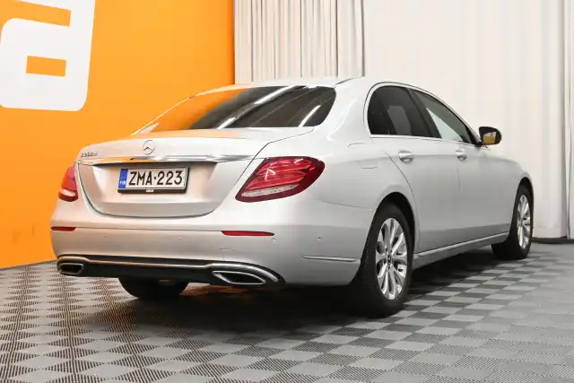 Harmaa Sedan, Mercedes-Benz E – ZMA-223