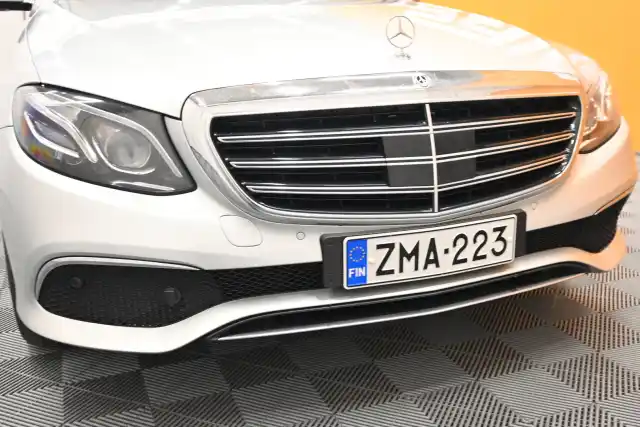 Harmaa Sedan, Mercedes-Benz E – ZMA-223