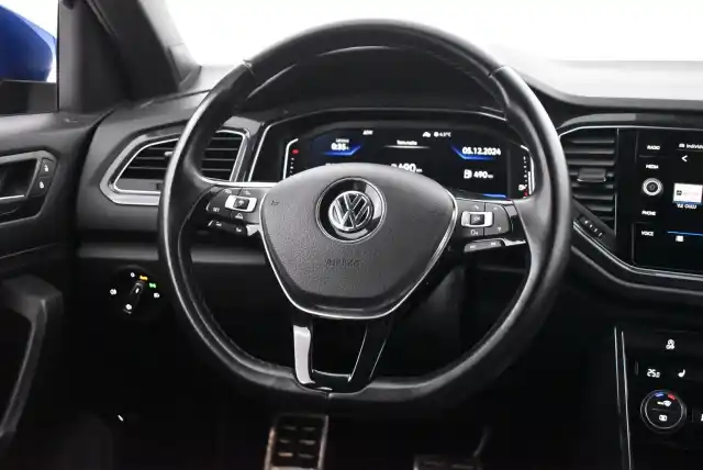 Sininen Maastoauto, Volkswagen T-Roc – ZMB-517