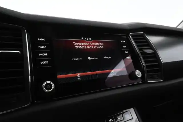 Harmaa Maastoauto, Skoda Kodiaq – ZMB-693