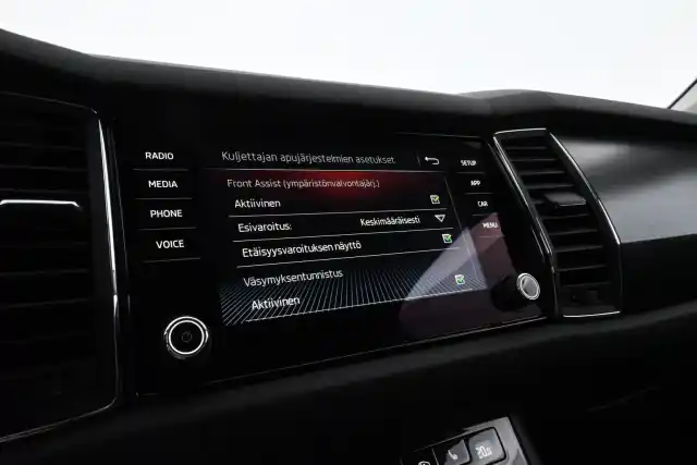 Harmaa Maastoauto, Skoda Kodiaq – ZMB-693