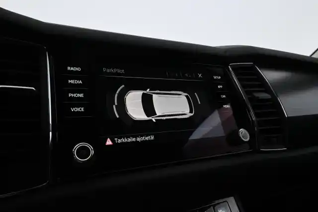 Harmaa Maastoauto, Skoda Kodiaq – ZMB-693